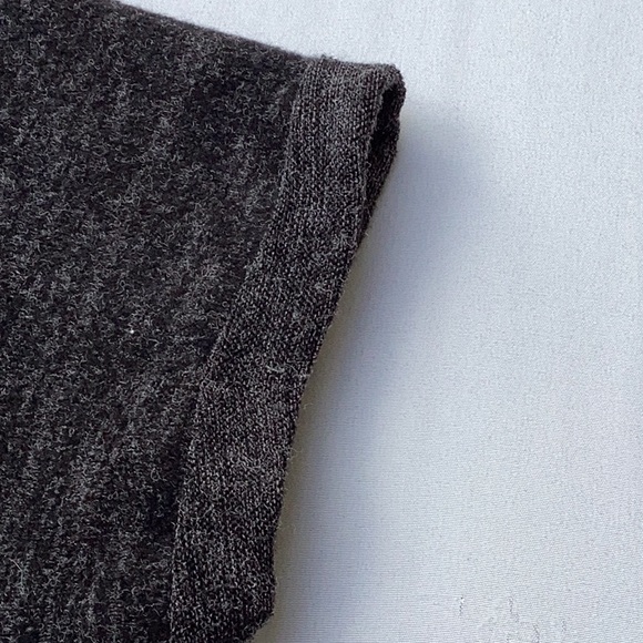 Preloved Danskin Lifewear sweater. Short sleeves. Light weight wool like fabric - Picture 3 of 7